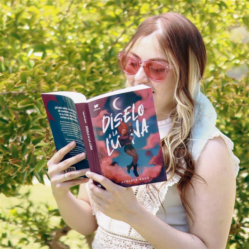 penguinlibroscl's tweet photo. Definitivamente las novedades juveniles de enero están atómicas 🚀
Hoy te recomendamos la más reciente publicación de #VioletaBoyd #DíseloALaLuna 🌙
Una historia de amor con toques de ciencia ficción que te va a enamorar e intrigar hasta la última página📖
#Wattpad https://t.co/xKk1mzUtiE