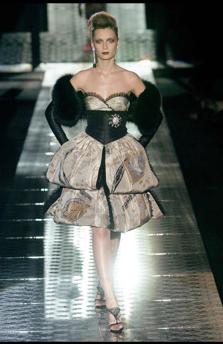 itsslucyx's tweet photo. valentino 2004 fall couture https://t.co/ENF28IH4lf