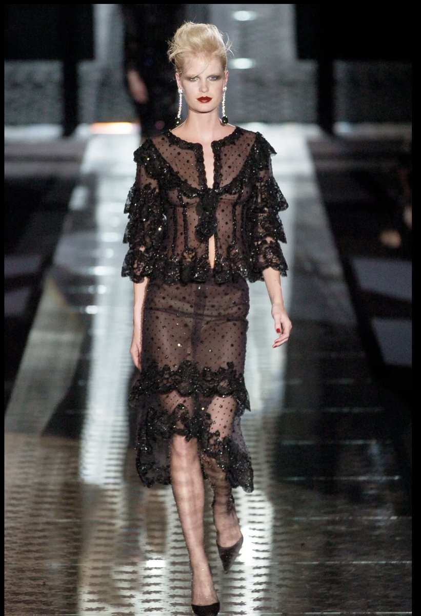 itsslucyx's tweet photo. valentino 2004 fall couture https://t.co/ENF28IH4lf