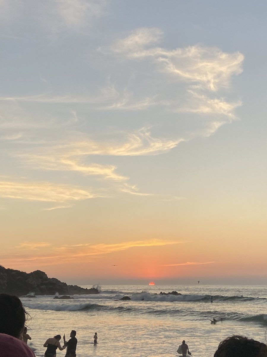 anysanroman's tweet photo. este año sin dibujito pero en vista de pájaro andábamos ahí saltando las olas https://t.co/acOCaVuW2b
