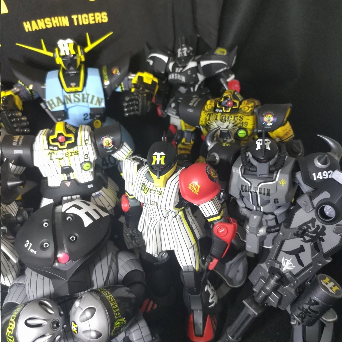 torapla's tweet photo. ジオン軍タイガース部隊
集合写真別角度～

江夏、バース、掛布、新庄、赤星、金本、鳥谷、球児、藤浪、大山、佐藤輝

これだけのメンバーで出撃出来たら確実にアレできますな。
ん？セカンドとキャッチャーがいいへんか

#ガンプラ
#阪神タイガース https://t.co/sdMaGj8sFu