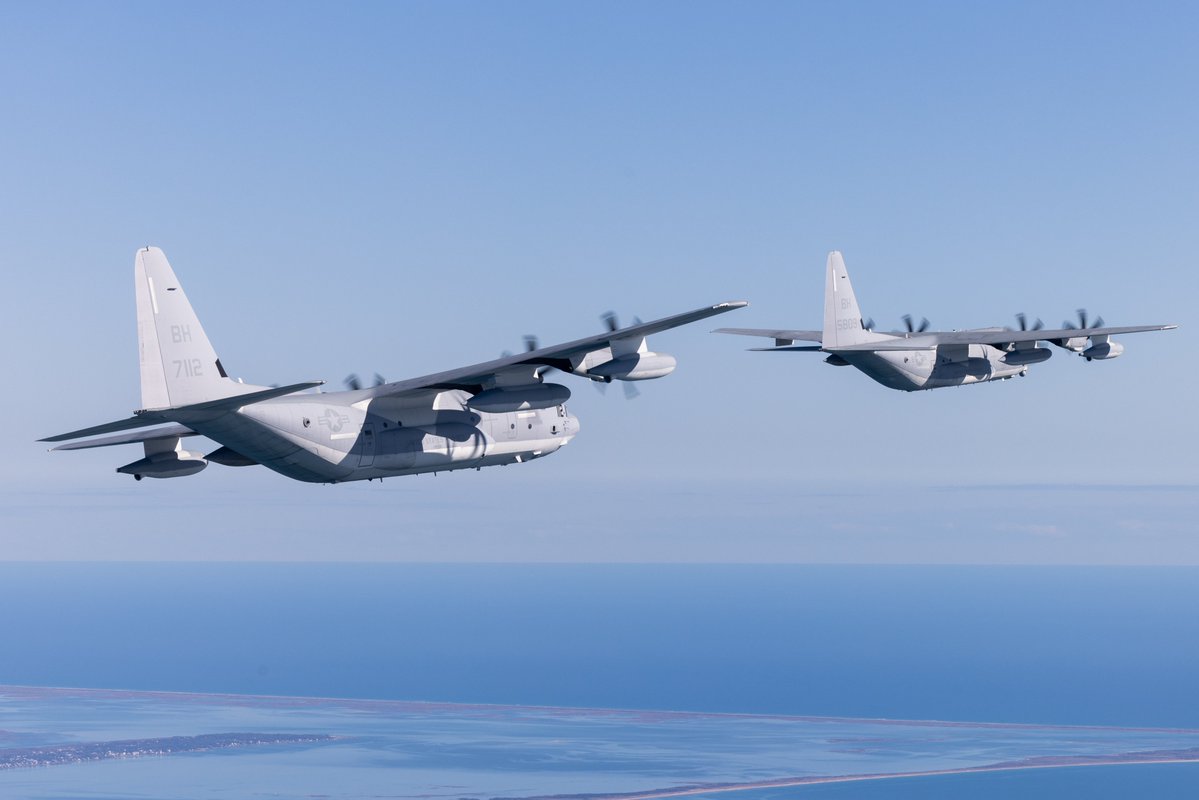 MARFORCOM's tweet photo. #Marines w/ VMGR 252 fly KC-130J Hercules #airplanes in formation over the coast of N.C. The Marines simulated an air delivery to increase proficiency among air crew and pilots.
(#USMC photos by Cpl. Adam Henke)
#EveryDomain #AlwaysReady #HomelandDefense #MarineCorps https://t.co/c8pPHEzPqv