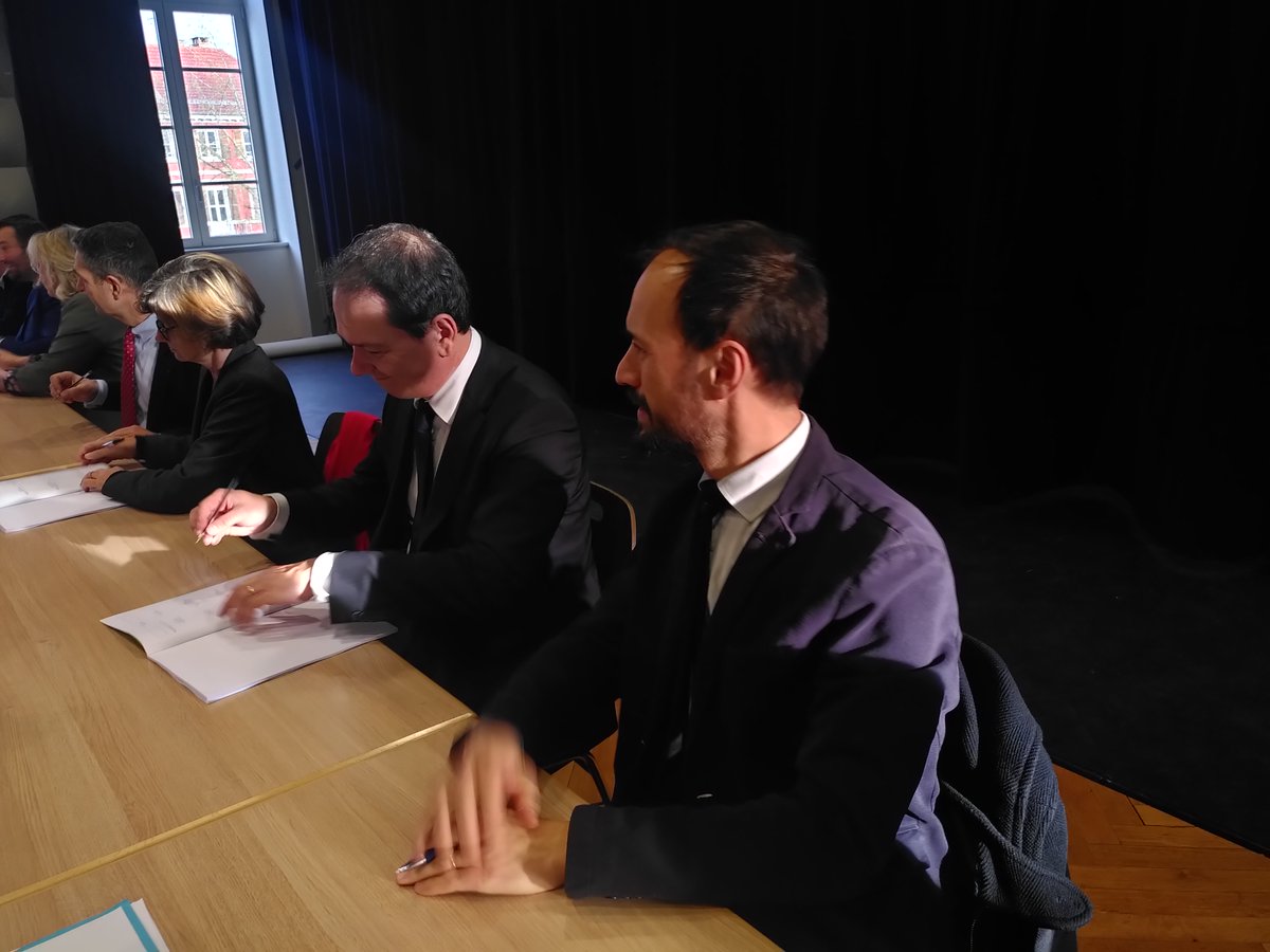 ars_grand_est's tweet photo. 🖋️#CLS #Altkirch Démarche exemplaire qui contribue à l'amélioration de l'offre de #soins & collaboration entre acteurs, élus & #PS construisent:
🔹la #santé de demain dans une logique de confiance
🔹des réponses adaptées aux besoins des concitoyens
#solidarité #coopération #ARS68 https://t.co/xGunzFZa0r