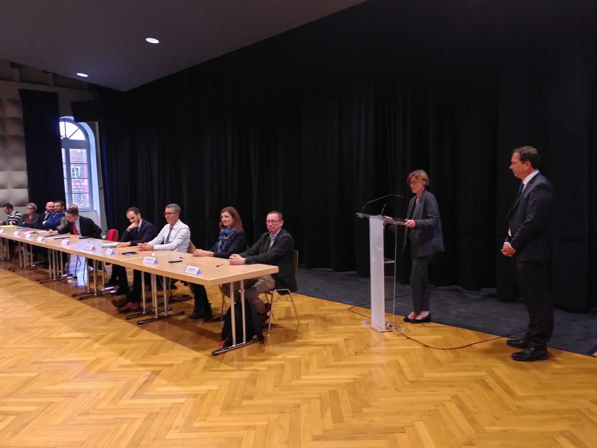 ars_grand_est's tweet photo. 🖋️#CLS #Altkirch Démarche exemplaire qui contribue à l'amélioration de l'offre de #soins & collaboration entre acteurs, élus & #PS construisent:
🔹la #santé de demain dans une logique de confiance
🔹des réponses adaptées aux besoins des concitoyens
#solidarité #coopération #ARS68 https://t.co/xGunzFZa0r