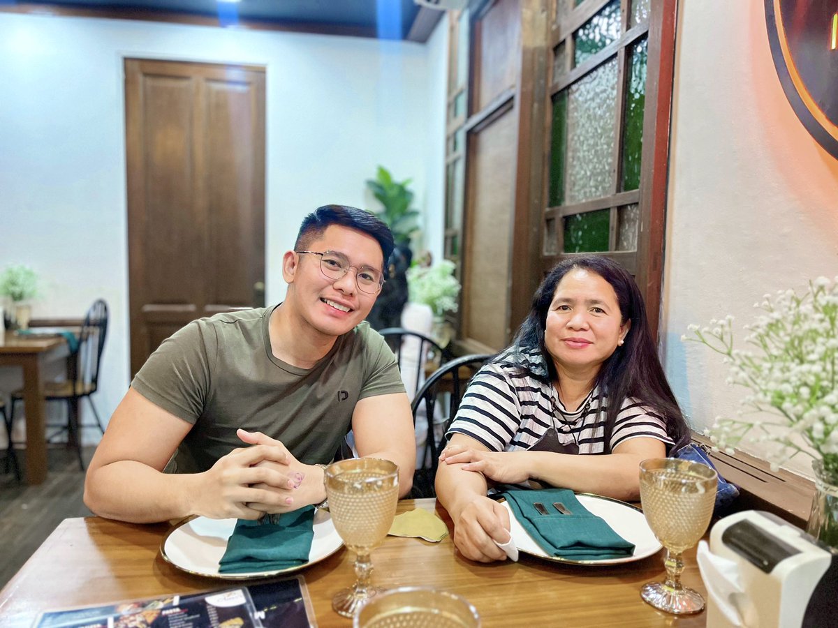 Russelcabida29's tweet photo. Rare moments with mama🍽️❣️😇 https://t.co/g0sK7Dt6ng