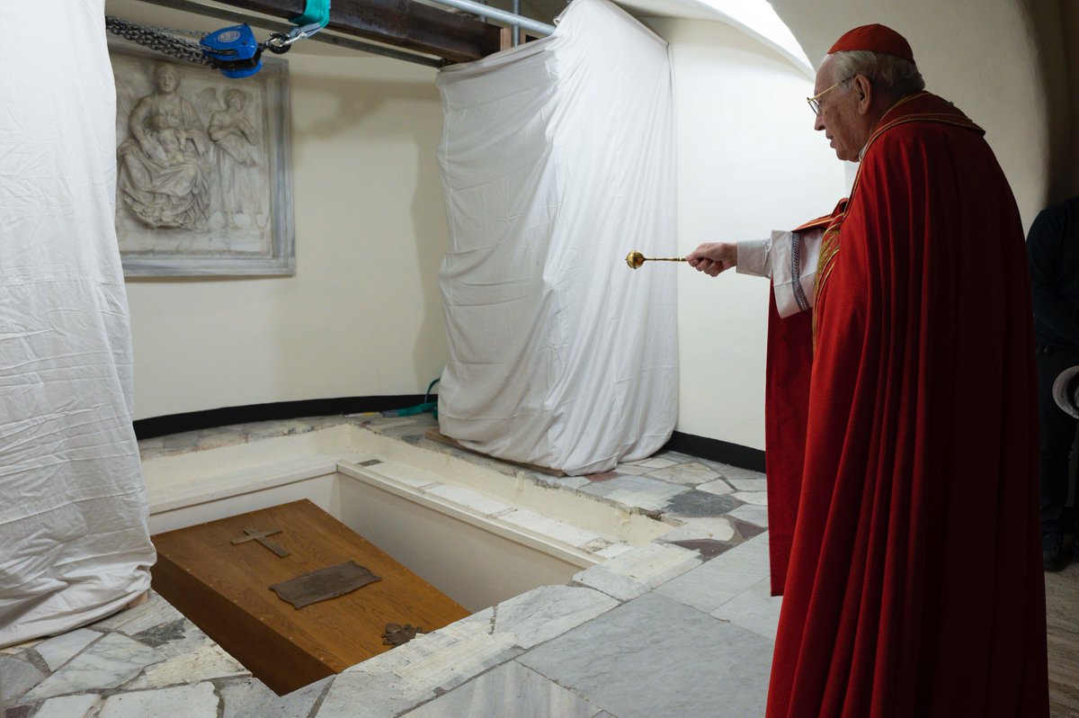 dianemontagna's tweet photo. Several photos of the burial of the body of Pope Benedict XVI today, January 5, 2023, in the crypt of St Peter's Basilica, after his solemn funeral. #PopeFrancis was not present. Photos courtesy of Vatican Media. https://t.co/x63TV9BQrb