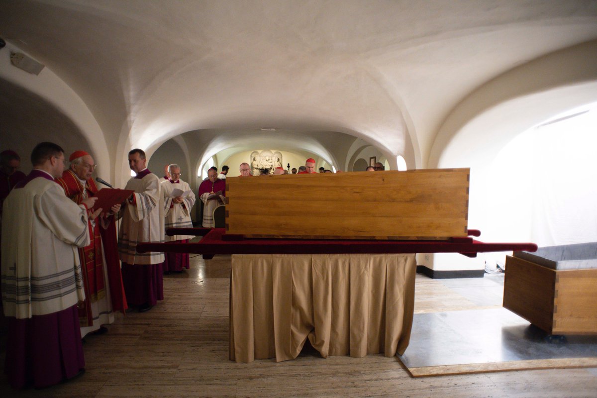 dianemontagna's tweet photo. Several photos of the burial of the body of Pope Benedict XVI today, January 5, 2023, in the crypt of St Peter's Basilica, after his solemn funeral. #PopeFrancis was not present. Photos courtesy of Vatican Media. https://t.co/x63TV9BQrb