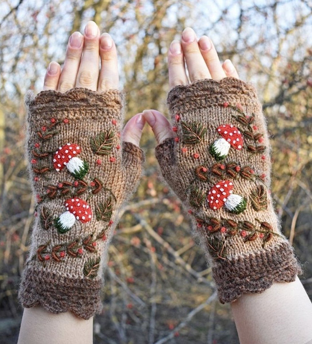 fairycoreslxt01's tweet image. gorgeous embroidered mushroom gloves 🍄🌿 #gloves #wool #fingerless #mushroom #pretty