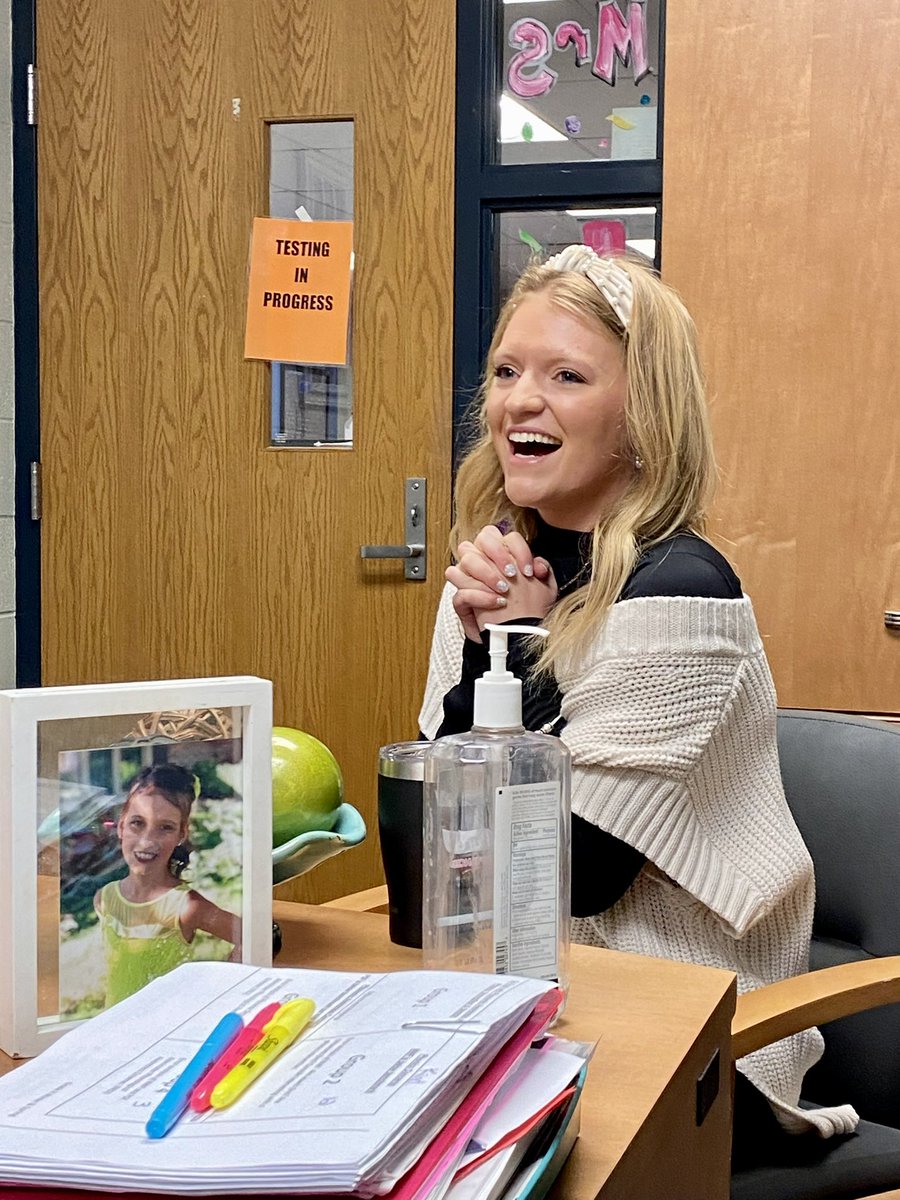 DrMJHubb's tweet photo. We have a Kansas Horizon winner! @missjordynburke is so deserving of this honor! Congrats Jordyn…we are so proud of you! Come on @theSMSD help me shout out this amazing teacher! 💙@SMSD_Corinth @KsCommissioner #OneShawneeMission https://t.co/DB0Gm8ZyOE
