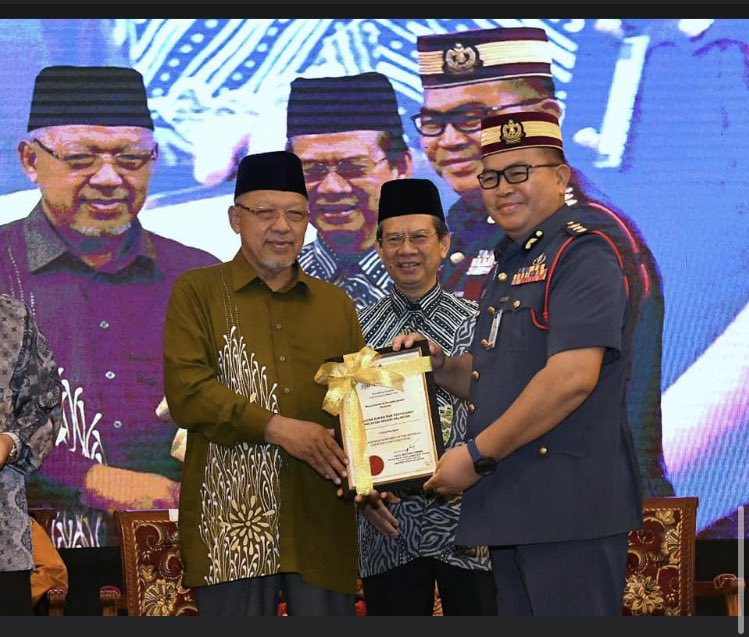 JBPM_Kelantan's tweet photo. Assalamualaikum, Salam Sejahtera, Salam Jabatan Bomba dan Penyelamat Malaysia Berprestasi Tinggi Cepat dan Mesra.

ANUGERAH KHAS KESELAMATAN PERLINDUNGAN TAHUN 2021 ( ANUGERAH BAIK ) 

Tarikh : 5 Januari 2023 ( Khamis )
Tempat : Dewan Jamuan Utama Kota Darul Naim Negeri Kelantan https://t.co/IZ03Ts1IvC