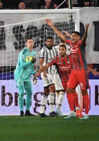 Le facce di #Bremer e #Szczesny a gol di #Dessers subìto che si voltano in direzione dell’arbitro, avendolo sentito fischiare, come a dire: vuoi vedere che anche stavolta in qualche modo la sfanghiamo? sono la fotografia del calcio italiano a 17 anni da Calciopoli. Uguale a prima