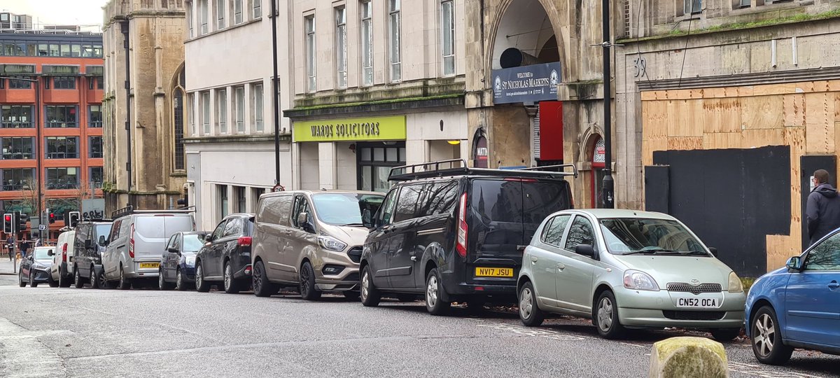 AMP_Parcels's tweet photo. @BristolCouncil @BristolDon Parking carnage on High St today! Full marks to the driver who parked IN the yellow box junction.... https://t.co/sLiyGIfOL8