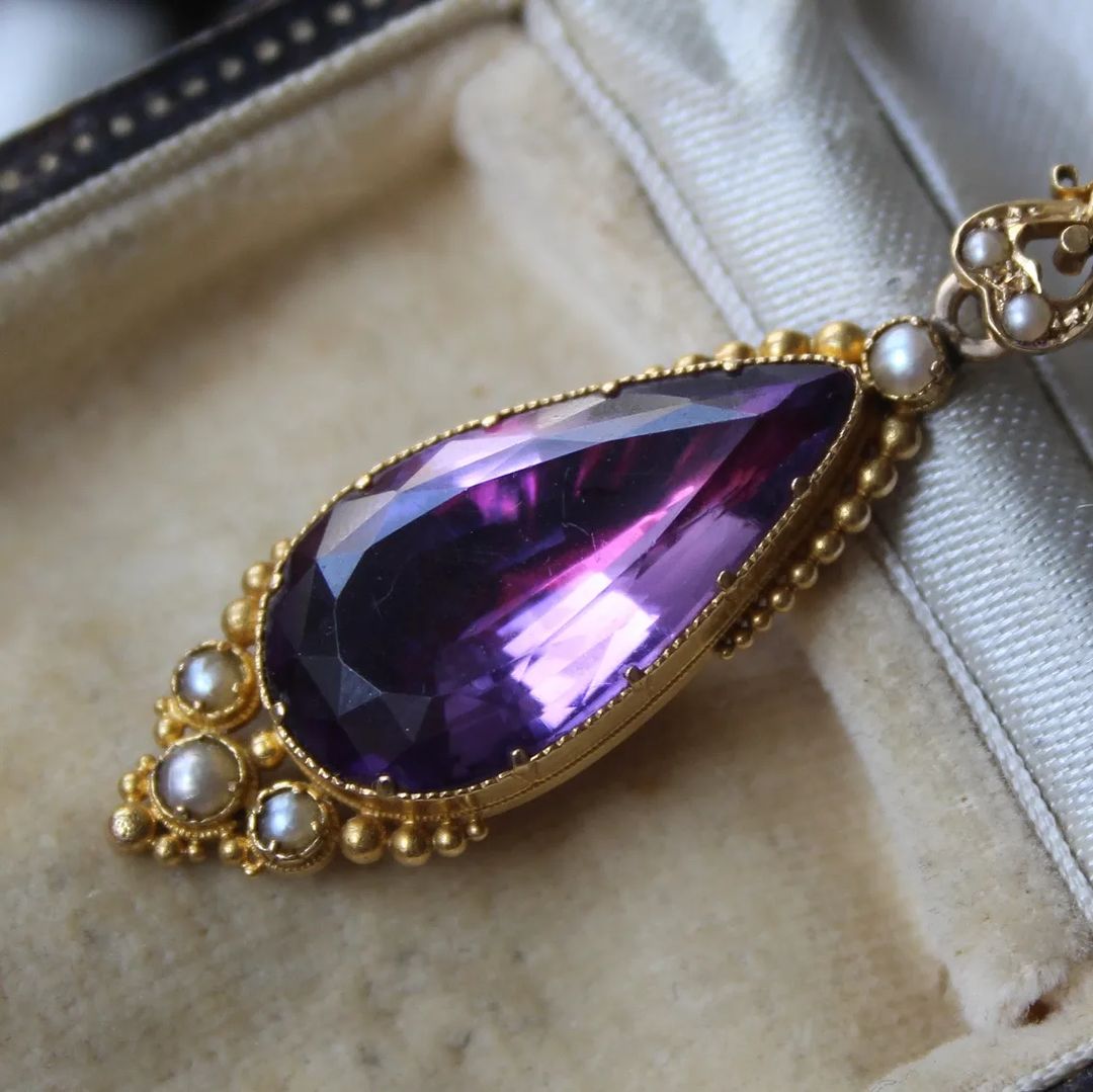 6-carat pear shaped pink-foiled amethysts from IG blackwickslondon.

#amethyst #amethystjewelry #amethystring #amethystnecklace #amethystbracelet #purplegemstone #purplejewelry #gemstonejewelry #amethystlove #amethystlover