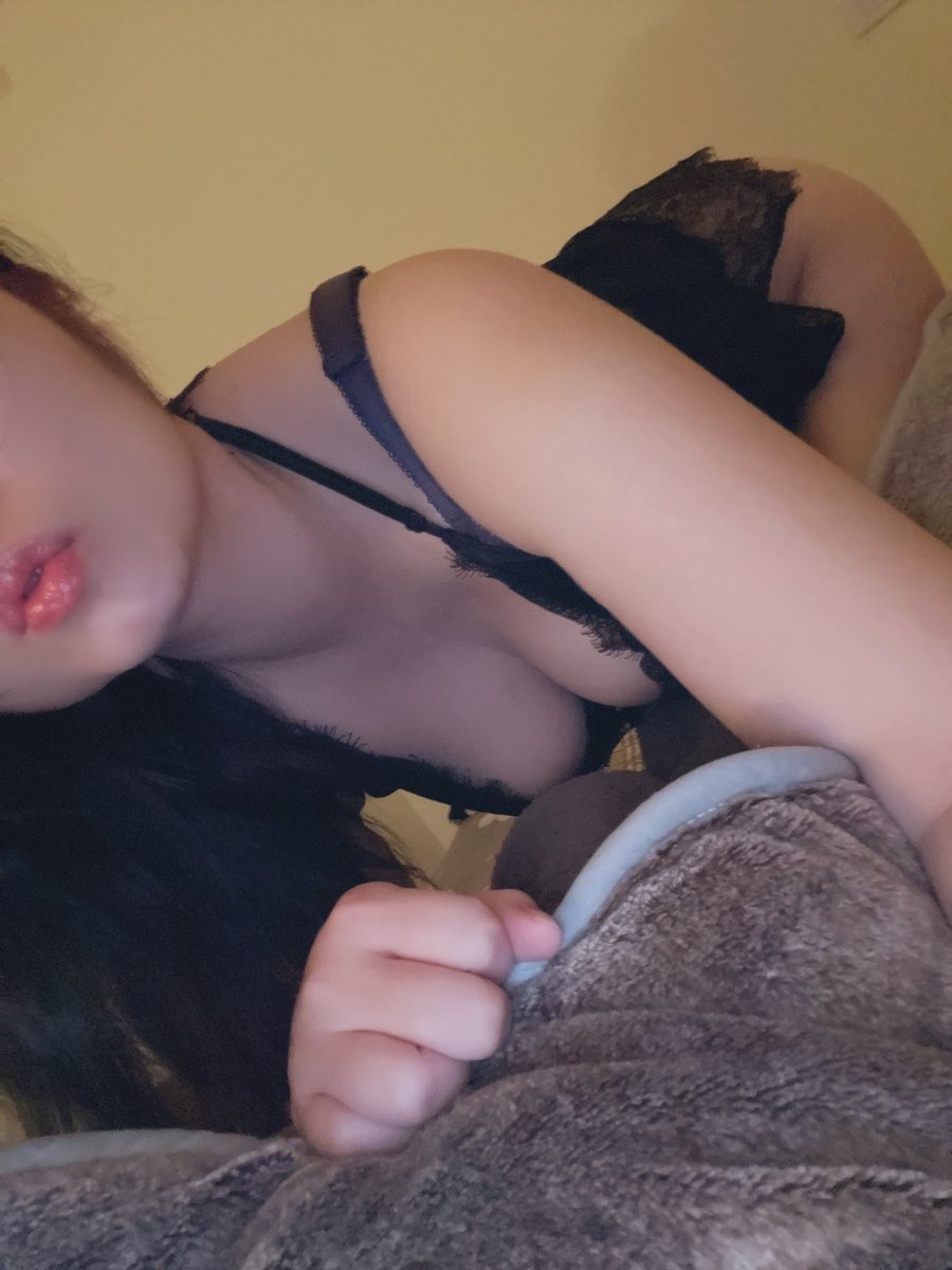 summer27__'s tweet photo. 主人還沒回家，但下面已經濕了💦💦 https://t.co/fQBzJjeR24