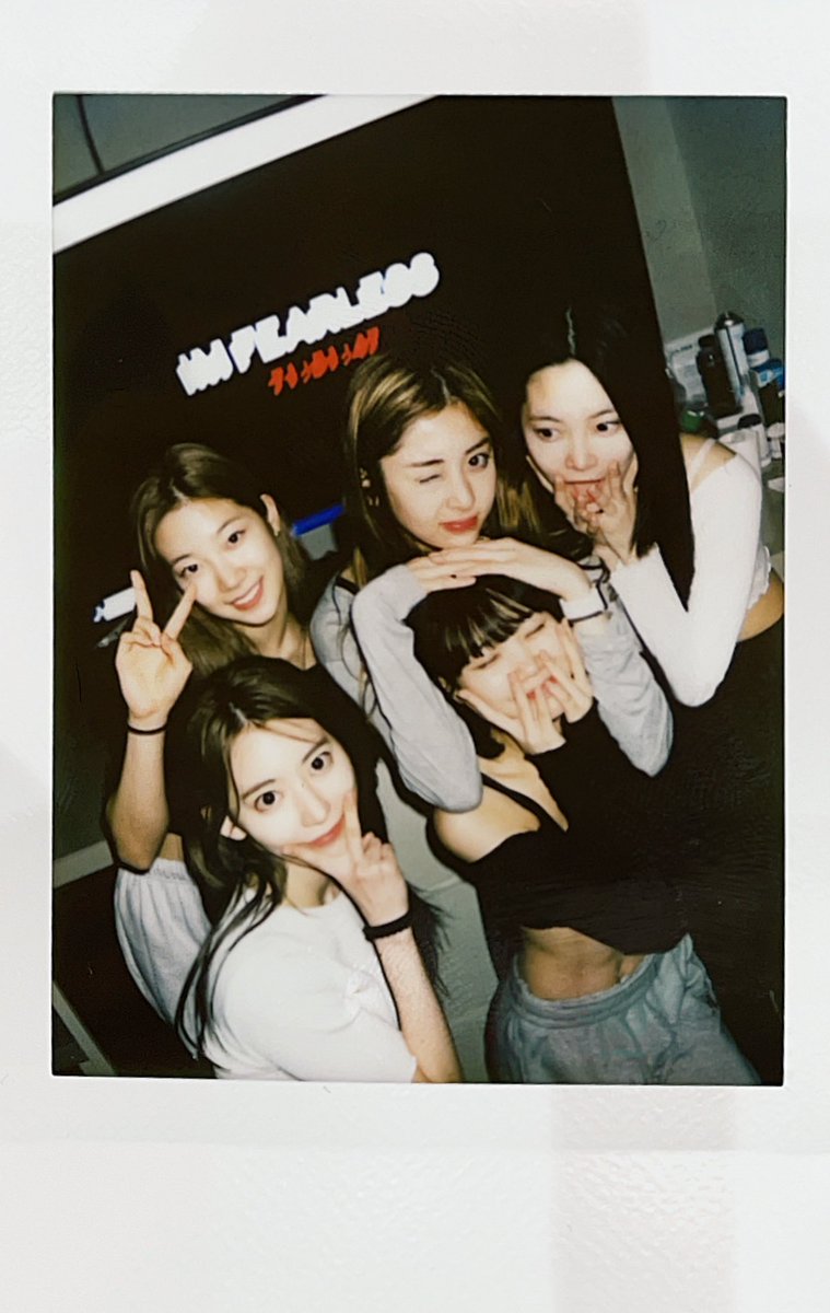 shuhja's tweet photo. FEARNOT~ you’ve worked hard in 2022. meeting our members and FEARNOTs made this year a very happy one. let’s always be together in 2023 too. i love you! 🤍 https://t.co/48k6G40dee