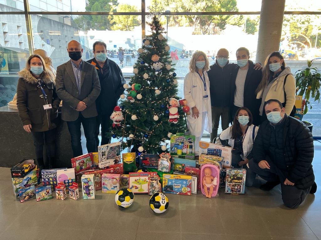 L'#AssociacióFadam i <a href="/fundacio_pimec/">Fundació Pimec</a> fan entrega d'una donació de joguines pels infants i joves hospitalitzats al Servei d'Oncologia i Hematologia Pediàtriques. Gràcies pel vostre suport i per ajudar-nos a fer d'aquestes festes més especials! #FemVHambTu
