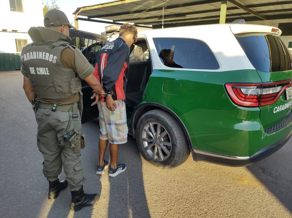 jorgesolimano's tweet photo. #iquique #hospicio #chile  migrante venezolano mordió a carabinero para evitar detención 
Carabineros de la 3ª Comisaría de Alto Hospicio detuvo a un hombre de 22 años que durante un patrullaje preventivo fue sorprendido portando un arma de fuego en la vía pública. https://t.co/P10Rk06hfC
