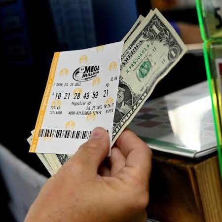 choquei's tweet photo. 🚨MUNDO: Prêmio da loteria americana Mega Millions acumula e sobe para cerca de R$ 5 bilhões. Brasileiros podem jogar através do site. https://t.co/VLu6DX0MjK