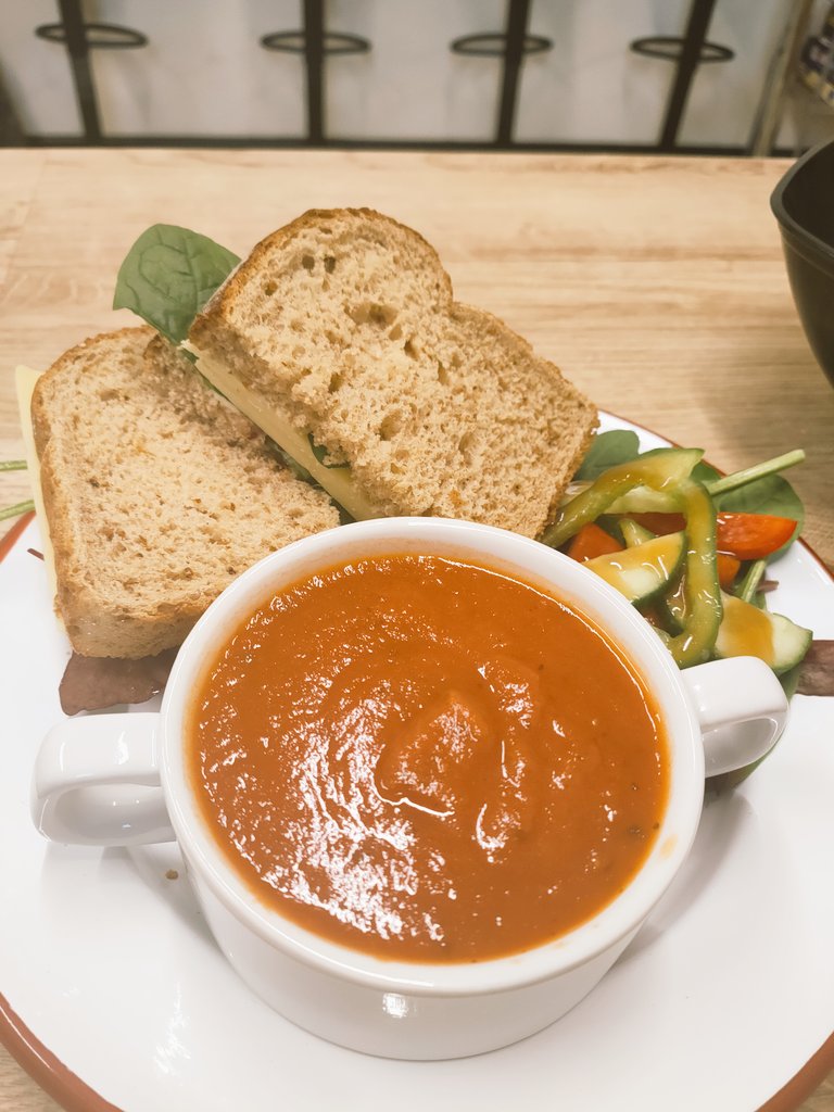 Our specials today.
Homemade tomato and basil soup with a cheese or ham sandwich.
Lobby with crusty bread and butter
Both £5.95 with tea or coffee.