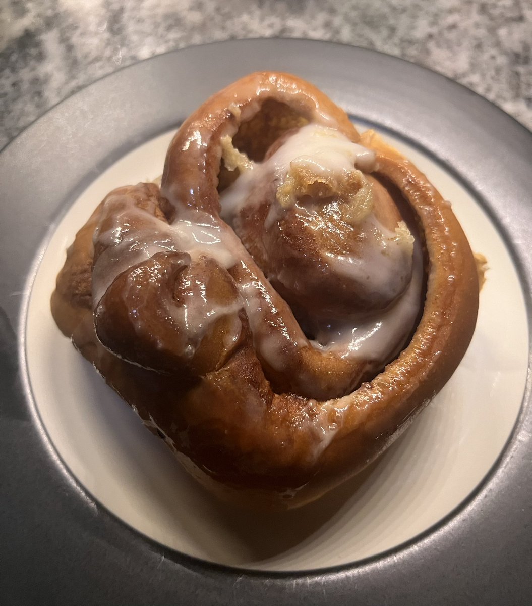 DrJenChen4kids's tweet photo. #TweetsOfJoy Day 5: a warm cinnamon roll* while pumping at 3 AM #IYKYK #MomLife #Parenting #FirstBreakfast 

* store bought but still pretty decent 😜 https://t.co/HlcMISm7Lh