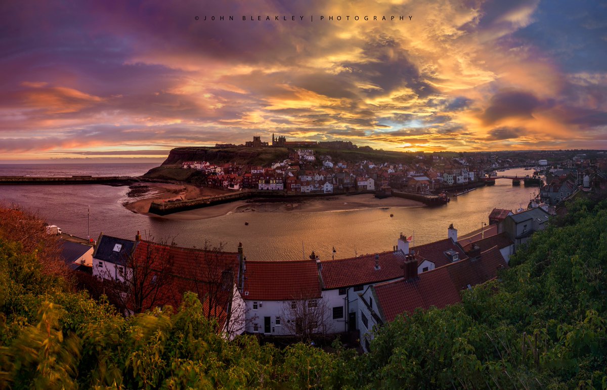 Whitby pre-sunrise pano @StormHour  @VisitWhitby @thewhitbyguide @gazetteinwhitby @CPRE_NEY @northyorkmoors @Hudsonweather  #whitby #northyorks #northyorkscoast #eastcoast #sunrise #weather