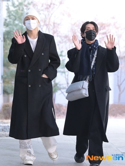 junshua_clips's tweet photo. '조슈아 준 coat brothers' 😆 https://t.co/mhdihJKv4C