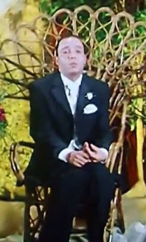 مفيش قوانين مساحة ولا نظريات فيزيائية ولا حتى بأبعاد النظر تتجرأ تقول ان الكرسي اللي جمب السواق في العربيات البيچو يشيل اتنين انا قاعد مابين السواق والراجل اللي جمبي عامل كدا