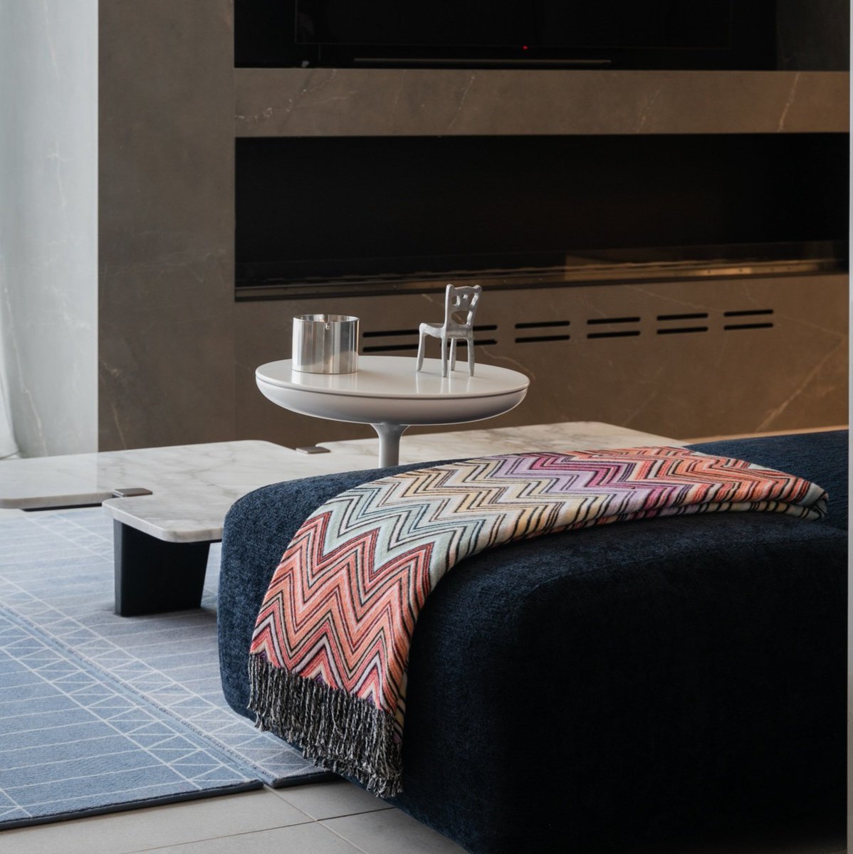 Los tonos neutros son una elección segura para crear un #hogar atemporal y elegante. Con complementos como cojines o plaids podemos aportar una pincelada de color a la estancia, y son piezas fáciles de sustituir en caso de desear un cambio. #interiorismo 
pepecabrera.com