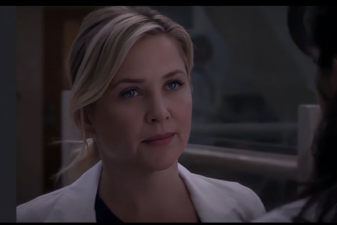 Vaninhaborges07's tweet photo. Arizona apologizes to Callie about the amputation, too bad she didn't find out about it sooner. Callie protected her at all times, and we can see the love in their eyes even when they are apart. 😭 #calzona #greys #callietorres #arizonarobbins S11:E 20 https://t.co/xUUSZ5hNHz