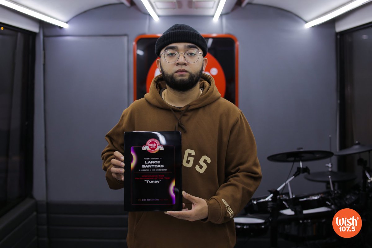 wish1075's tweet photo. LOOK: OPM act @lancesantdas received his Wishclusive R&amp;B Performance of the Year nomination plaque for "Tunay"!

The voting period is open until January 6, 2023.

Vote now via https://t.co/DGoimqfUwm or the Wish 107.5 app! https://t.co/NhUpybE2YG
