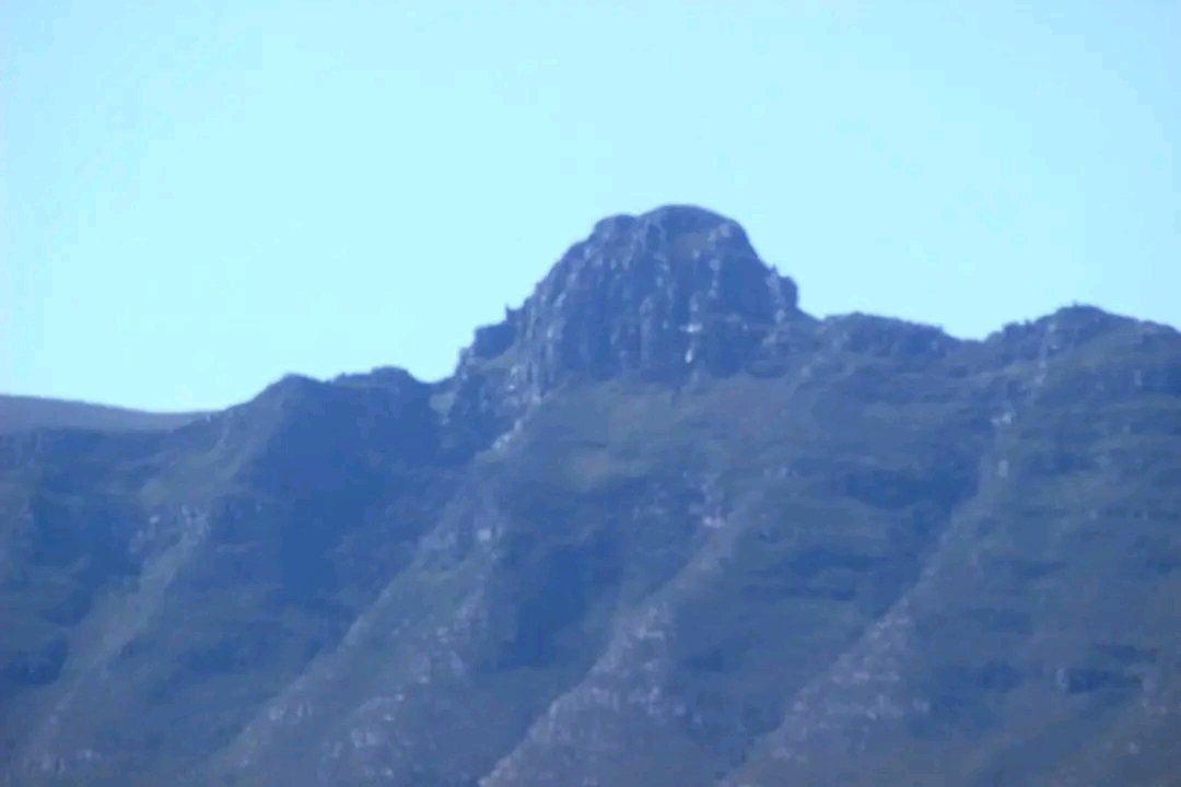 The beautiful Sleeping Beauty Mountain Peak in Riversdale (Western Cape) is the most recognized natural landmark within the Hessequa region of the Garden Route. 
*
Retweet if you see 3 of her facial features?
*
#ExploreHessequa #SleepingBeauty #SleepingBeautyMountain