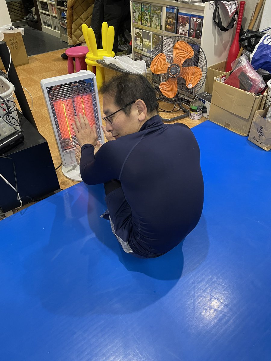 HIDESKICK's tweet photo. トレーニングの合間に暖をとる人。
#ヒデズキック 
#パーソナルトレーニング
#nextstage34 https://t.co/Fyjv7CcpcQ