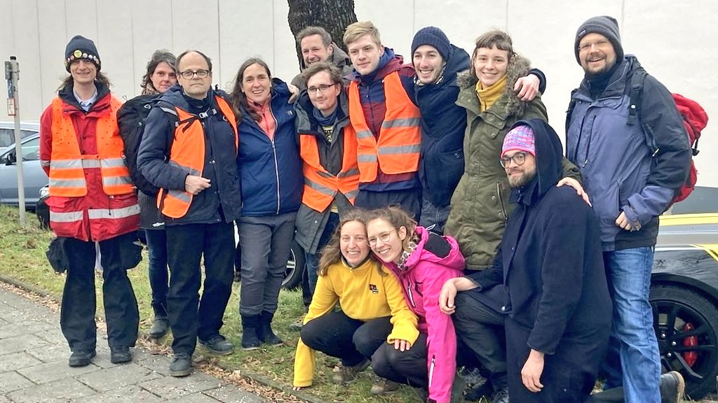 Heute sind die letzten Menschen aus der bayrischen Präventivhaft entlassen worden und erhielten eine extrawarme Begrüßung.

Wie kann das sein, dass der Staat sich eher dazu entscheidet, friedliche Protestierende für Wochen wegzusperren anstatt sich an die Verfassung zu halten?