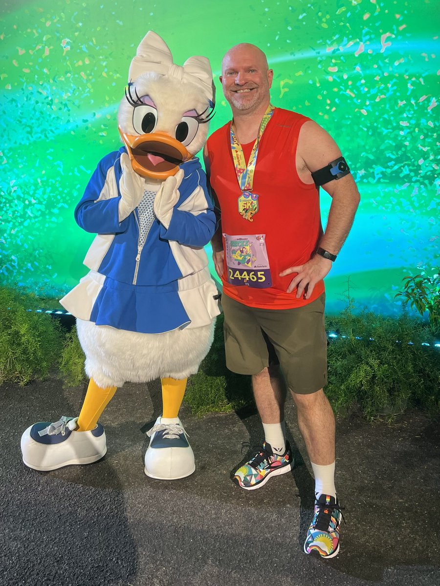 BazTastic77's tweet image. Daisy &amp;amp; Minnie!! #WDW5k