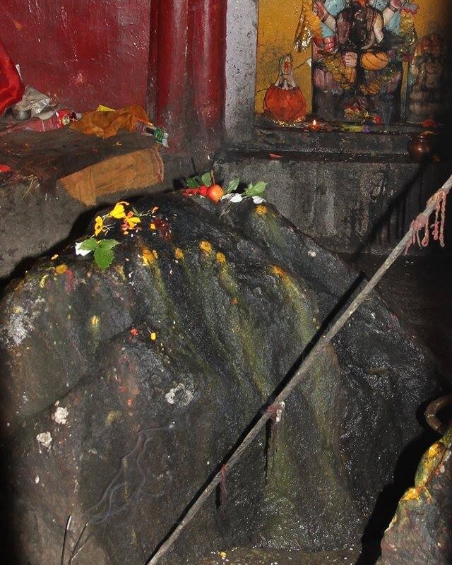 TemplePurohit's tweet photo. The Bhavishya Kedar temple is at the entrance of Jyotirmath. Similar to Kedareshwar Swayambhu murti, there is hump of a He-Buffalo in conical form, worshipped as Shiva lingam here also. The temple houses an idol of Astabuja Durga on her vyAgravahana, and two conical form shi… https://t.co/0yaQNdMZgt