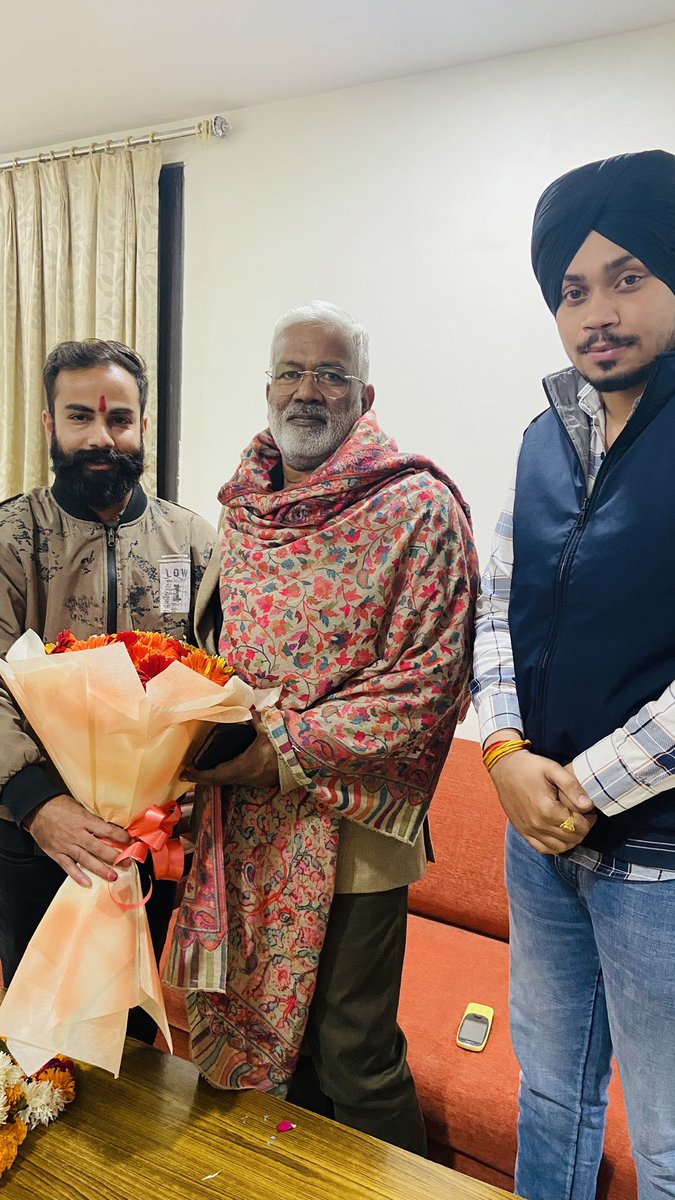 indoresevak's tweet photo. अल्प प्रवास पर पधारें उत्तरप्रदेश सरकार में जल एवं संसाधन मंत्री माननीय स्वतंत्रदेव सिंह जी से मिलना हुआ। 
साथ में बड़े भाई अमित जी पाण्डे (गुरु), भाई बाबा भुल्लर व भाई अजय राठौर उपस्थित थे।

@swatantrabjp जी https://t.co/TKCxQOh3v0