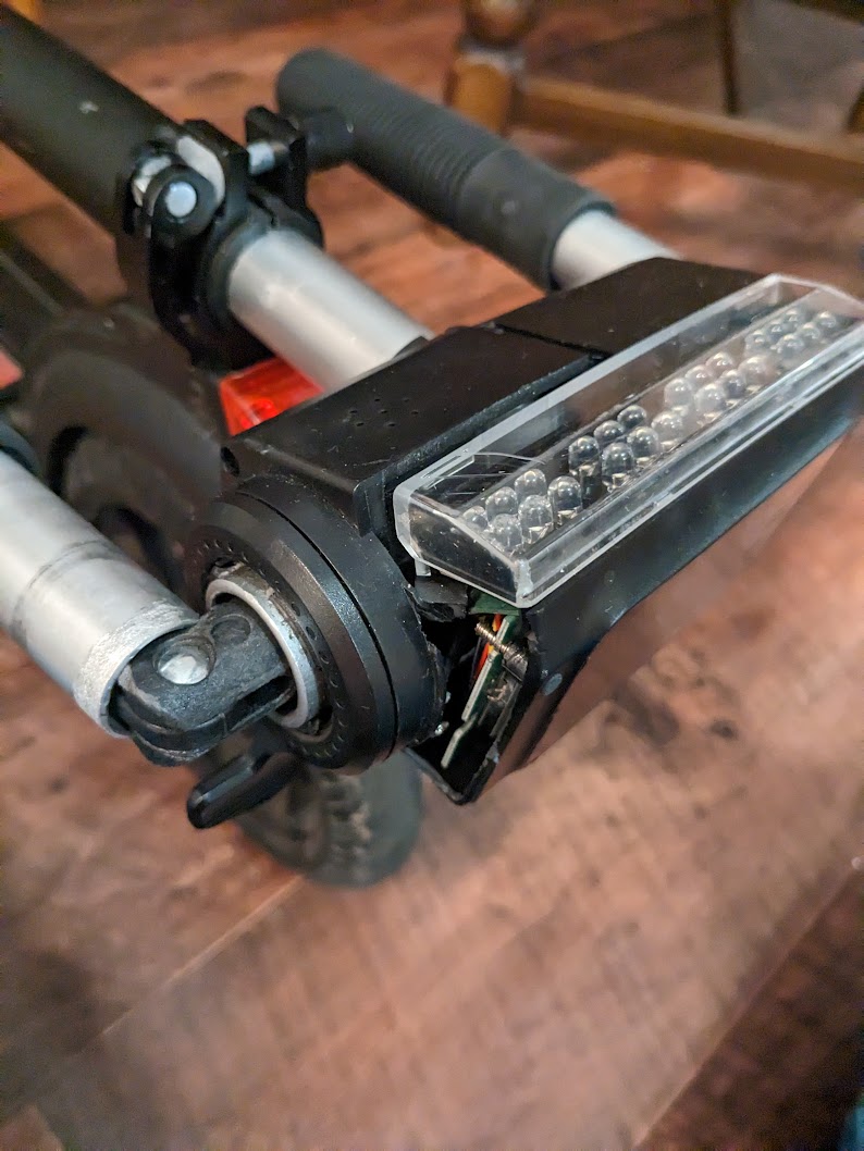 Coucou <a href="/Darty_Officiel/">Darty</a>. Voici dans quel état j'ai reçu ma trottinette suite à l'envoi en SAV pour un simple problème de bouton enfoncé. L'écran était intact lors du dépôt. Elle n'a au final pas été réparée (j'ai refusé le devis exorbitant) et renvoyée totalement détruite ! 
#help