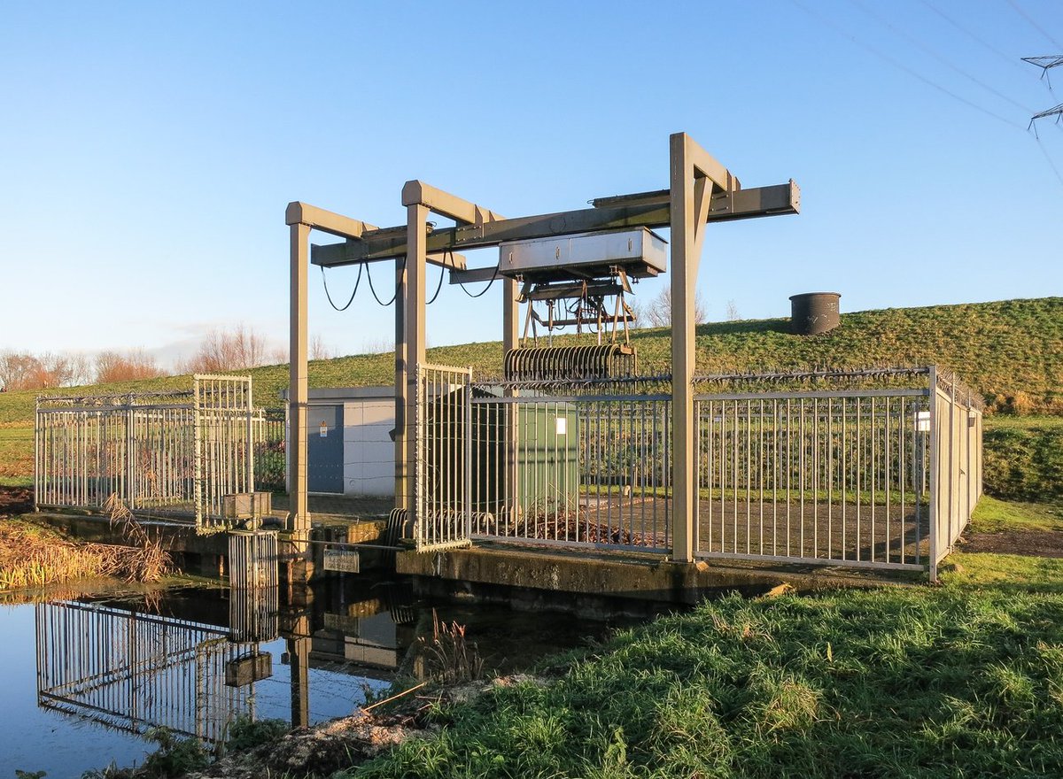 ParkHitland's tweet photo. Het verouderde gemaal aan de rand van Park Hitland wordt in 2023 vernieuwd door @hhsenk: Een groter gemaal met meer mogelijkheden &amp; functionaliteiten (bijv. vispassage🐠). Volgende week worden enkele bomen gekapt. Nieuwe bomen worden in 2023 aangeplant🌳. https://t.co/feuoI1zYUH https://t.co/IPMG9XjAeU