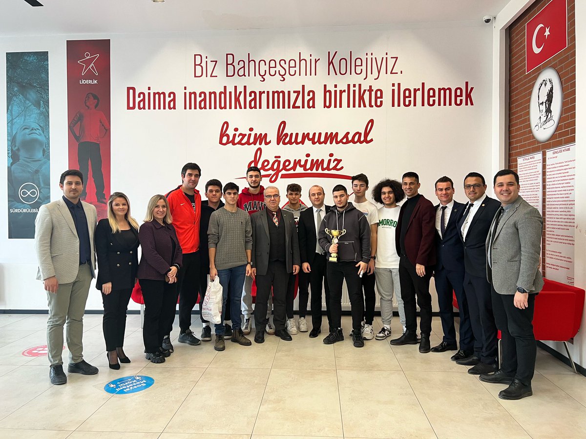 BK_Luleburgaz's tweet photo. Lüleburgaz İlçe Milli Eğitim Şube Müdürümüz Mustafa Taştekin, İlçe Gençlik Spor Müdürü Baturalp Eliçevik ve İlçe Gençlik Merkezi Müdürü Aslı Özçelik, okulumuzu ziyaret ederek İl Şampiyonu olan Basketbol takımımızı tebrik ederek, Bölge Şampiyonasında başarılar diledi.❤️💙 https://t.co/zn4hS18HRj