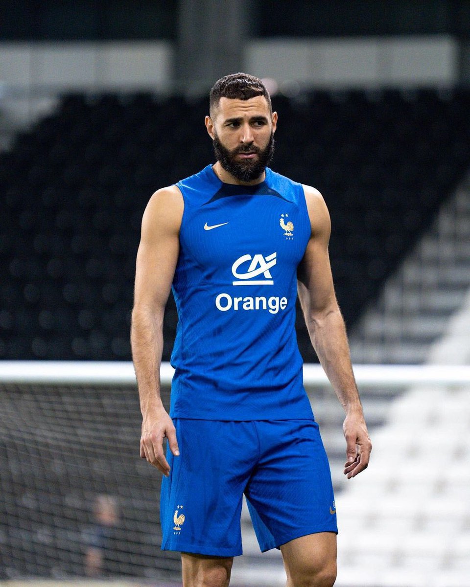 TFoot__'s tweet photo. Lors de l’Euro 2020, Karim Benzema était le seul à avoir été au niveau mais les médias ont rejeté la faute sur lui en l’accusant de détruire le jeu.

Lors de la CDM 2022, KB9 n’était même pas là mais les médias l’ont accusé de détruire l’ambiance du groupe avec des story insta. https://t.co/xhqZ2HnQJU
