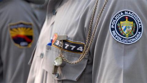 "¡Defiendan la Revolución, que es, en primer lugar, una gran obra de amor hecha por jóvenes!" (<a href="/DiazCanelB/">Miguel Díaz-Canel Bermúdez</a>, 20/12/22).  Es lo que hacen cada día nuestros #HeroesDeAzul. ¡Felicidades a los combatientes de la PNR!