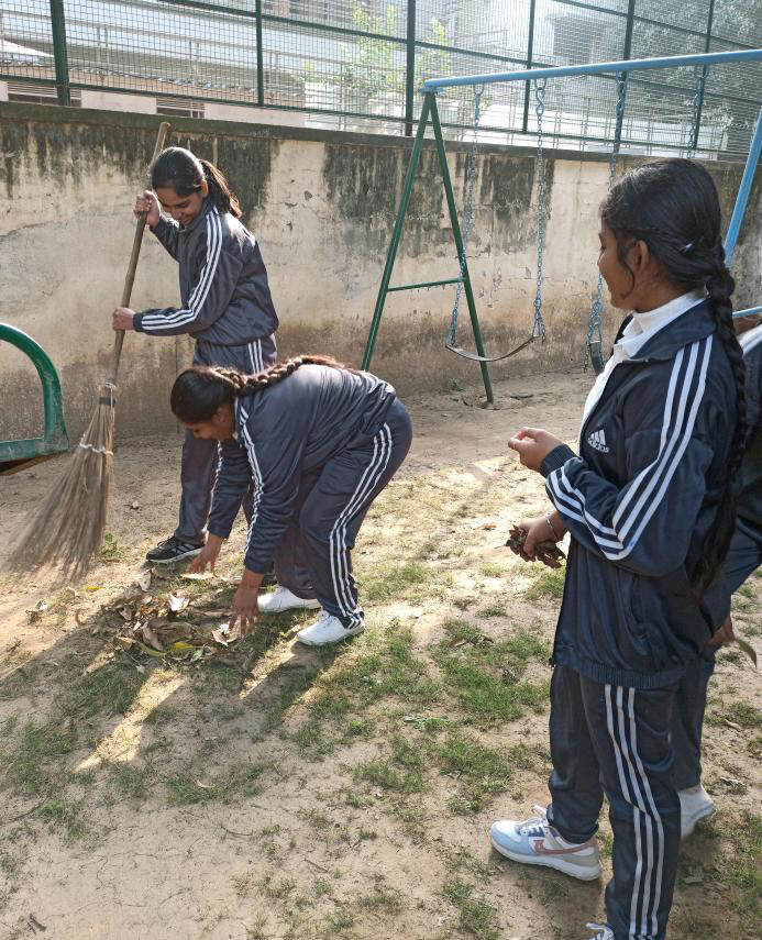 nssisdevsamaj21's tweet photo. Cleanliness Drive in the School Campus (21.12.2022)
The day started with morning Assembly
and prayer followed by the attendance of the NSS Volunteers. The Volunteers cleaned the
School Campus. https://t.co/dDpvLc2Lhs