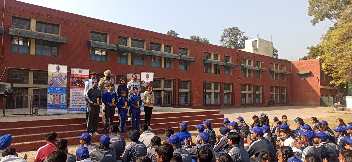 nssisdevsamaj21's tweet photo. #TrafficAwarenessProgramme (22.12.2022)
The Resource Person ASI Mr. Rajinder, ASI Mr. Bhupinder Singh and Senior Constable Mr. Rajiv from #trafficpolice Dept. Sec23 Chd made students aware of following the Traffic Rules and motivated the students to wear Helmet while Driving. https://t.co/OYr5zOcuY3