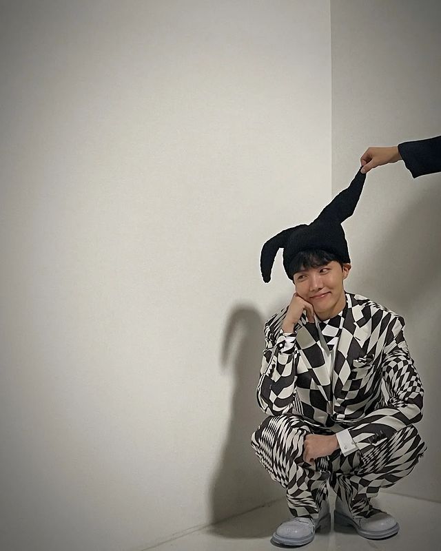 BTprojetos's tweet photo. [INSTAGRAM] POSTE 05.01.23 #JHOPE 🐿

🐿: Adeus 2022 🥹❤️‍🔥

+ https://t.co/hyWSDZQaej