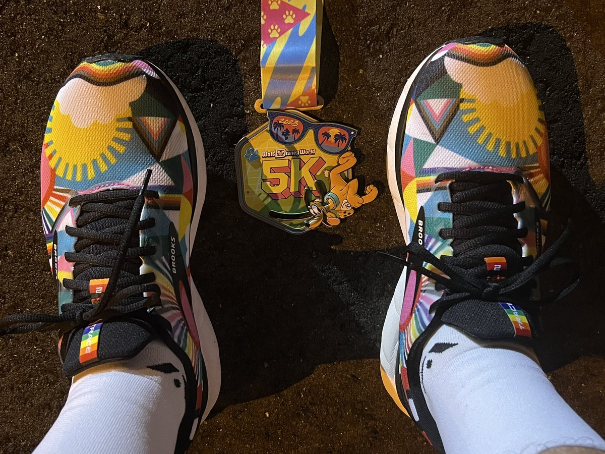 BazTastic77's tweet image. medal kinda matches my shoes #wdw5k
