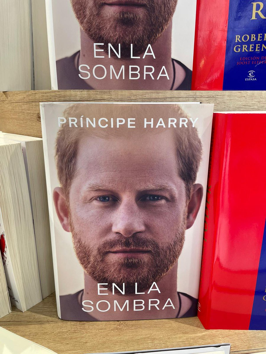 emynash's tweet photo. Copies of Prince Harry’s memoir Spare are already on sale in Spanish bookstores today, five days ahead of the January 10 publication date: 👀 https://t.co/QF0ilGBrzT