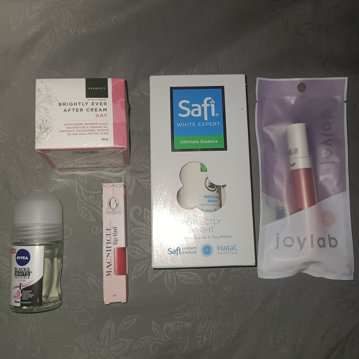 putridailys's tweet photo. SALEEEEE take all 100k aja. bisa freeong shopee dan tokopedia. thank u🌸 #zonauang #zonajajan #zonaba #zonabu #skincare #scarlett #safi #joylab #nivea #madamegie https://t.co/gbpAS18GBi