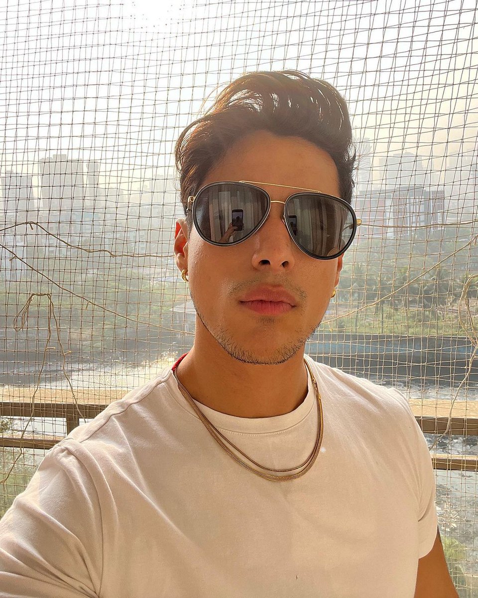 ETimesTV's tweet photo. Pratik Sehajpal looks dapper as ever, not to mention those sunglasses are 🔥!!

@realsehajpal  

#pratiksehajpal #etimestv https://t.co/uQyy12RvsQ