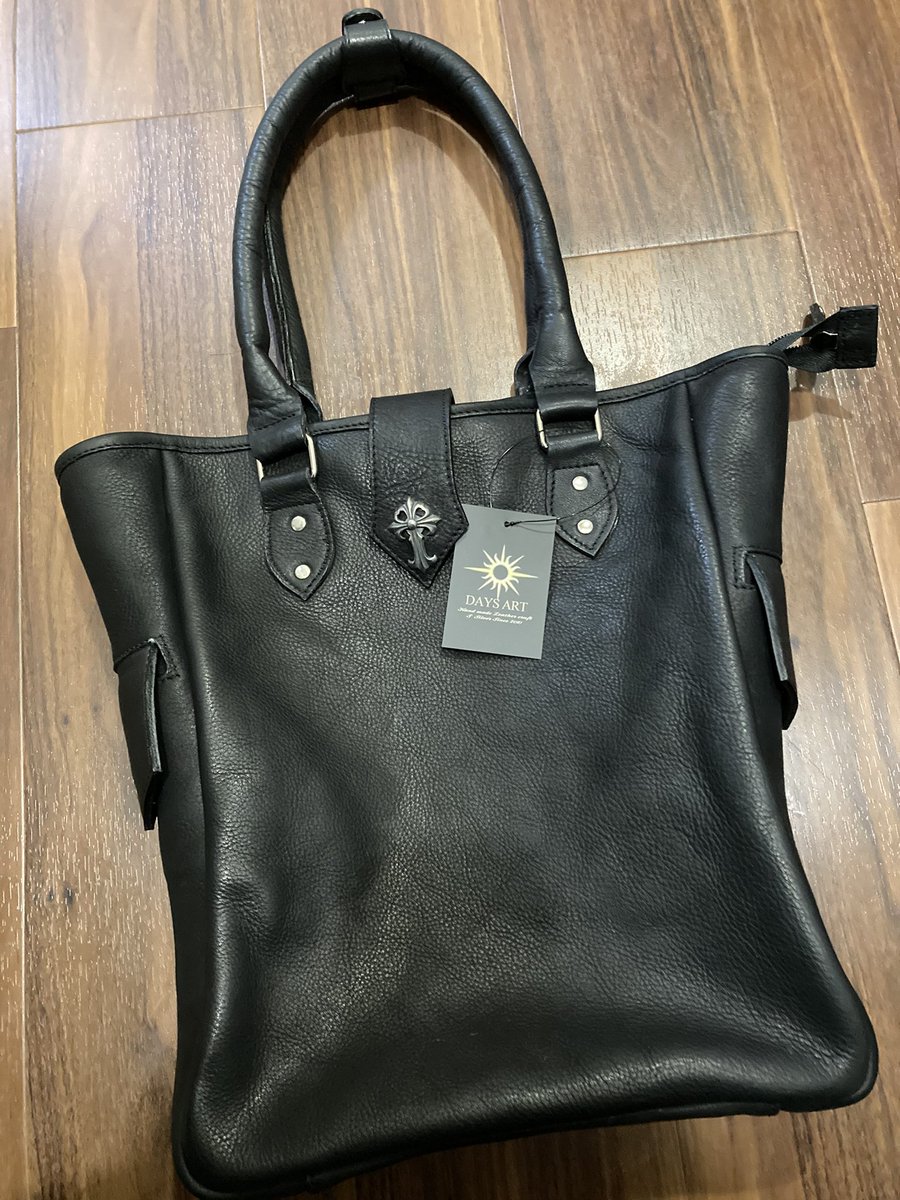 ryu_gengoroshi's tweet image. DAYS ARTの鞄を買いました。
この形が理想でして…マジで惚れました。

黒が売り切れで再販されないかずっと粘ってました。
もう諦めかけた頃に入荷を確認！

クロスコンチョのカスタムにした。

革製品なので使っていく中で味も出てくるので楽しみです！

#DAYSART