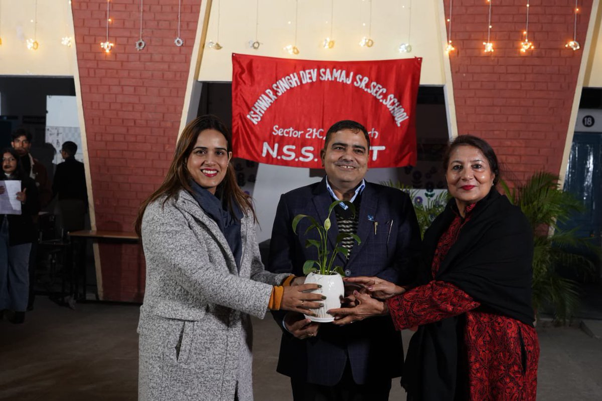 nssisdevsamaj21's tweet photo. The camp was concluded with a Cultural Programme, organized by NSS volunteers. Dr. Nemi Chand, State Liaison Officer was the Chief Guest and he was accompanied by Dr. Jaspal Kaur, Manager of Dev Samaj School Chandigarh, Principal Mrs. Sabeeha Dhillon Mangat. https://t.co/zJdMyFWF7m
